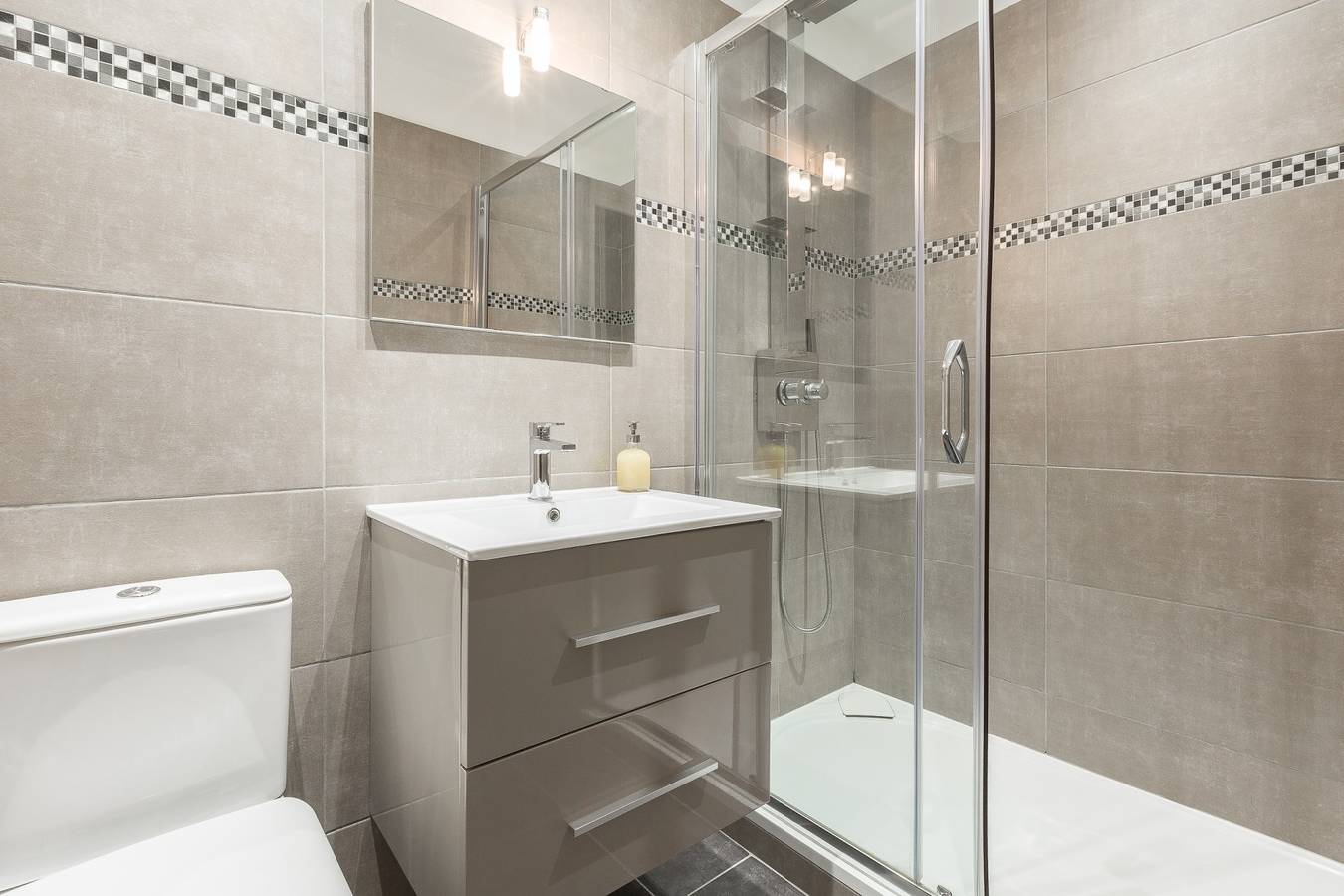 Entire apartment, Roussette 2 - (1er étage droite) in Cannes, Mediterranean Coast (France)