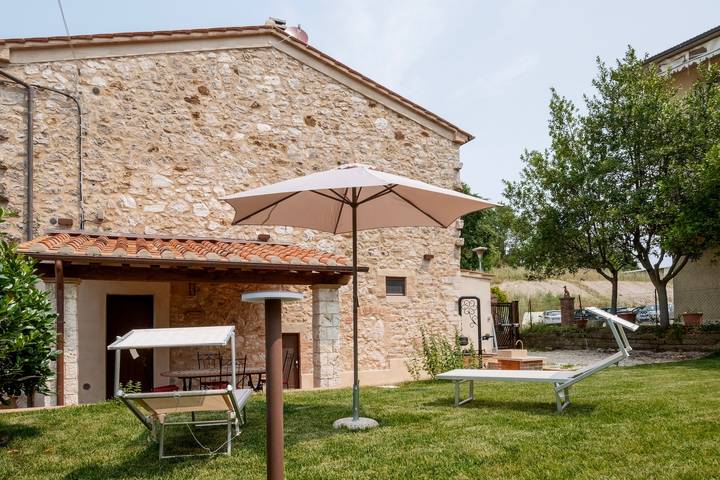Geheel appartement, Appartement 'Il Rifugio Illuminato - Morellino' met gedeelde tuin, Wi-Fi en airconditioning in Semproniano, Provincie Grosseto