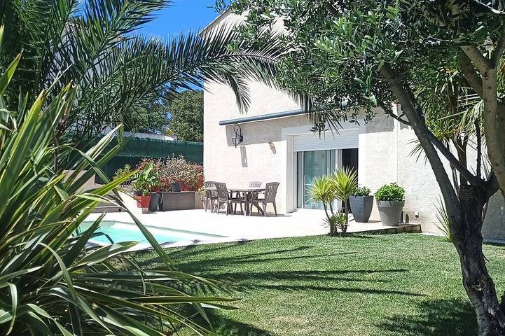 Location de vacances pour 3 personnes, avec terrasse et jardin à Belcodène