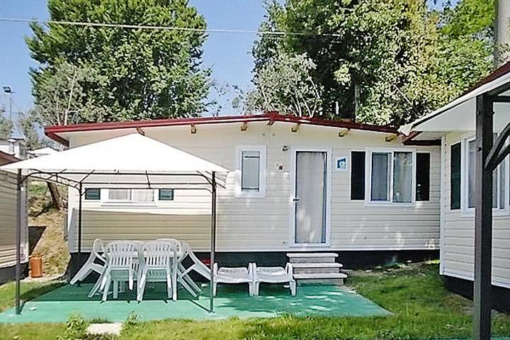 Camping per 4 persone, con piscina per bambini e terrazza nonché piscina, con animali domestici in Moniga del Garda