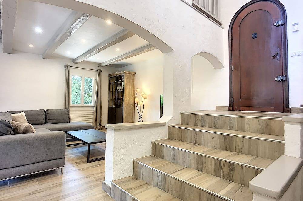 220 m² villa with 4 suites, 4 bathrooms and stunning views of the Esterel in Frejus, Massif de l'Esterel