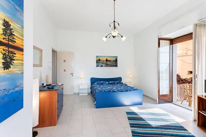 Appartement entier, Guesthost - This comfortable 80sqm apartment can accommodate up to 3 people (distributed over 2 levels with internal stairs) located on the first floor, without a lift, of a characteristic building overlooking the Cyclops Riviera and Lachea Island. In 5 in Aci Trezza, Aci Castello