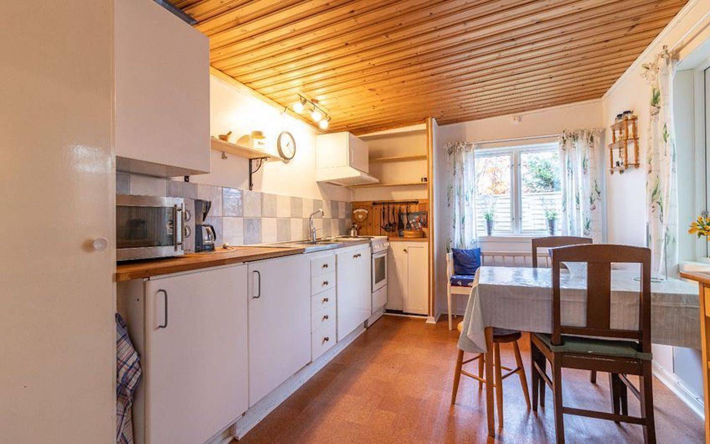 Rot-weisses Ferienhaus in Seenähe mit kostenlosem Wlan in Kalvshult, Kronoberg