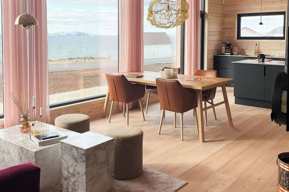 Design-Kabine am Eismeer mit Blick auf die Nordlichter in Vadsø