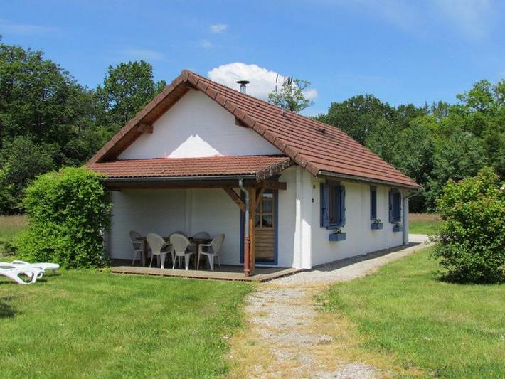 Chalet pour 6 personnes, avec terrasse ainsi que jardin et piscine