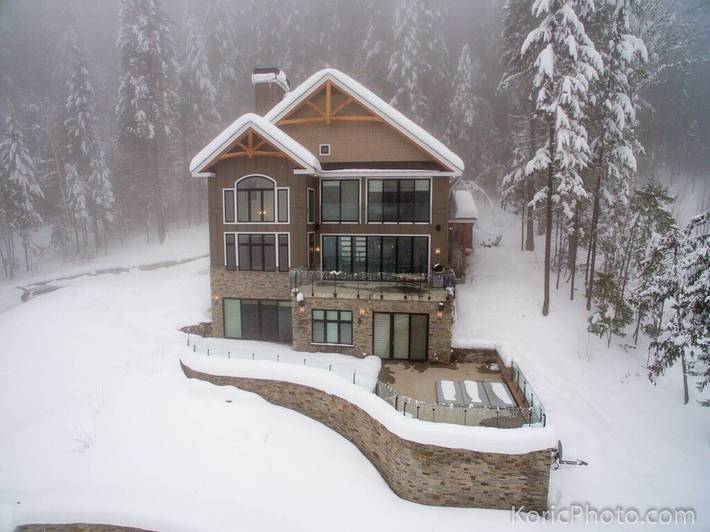 Vacation rental for 10 people, with garden and hot tub as well as sauna in Revelstoke