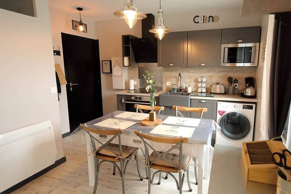 Entire apartment, New in 2018 apartment with sea and harbor views Ww2 Normandy landing beaches in Port-en-Bessin-Huppain, Bayeux region