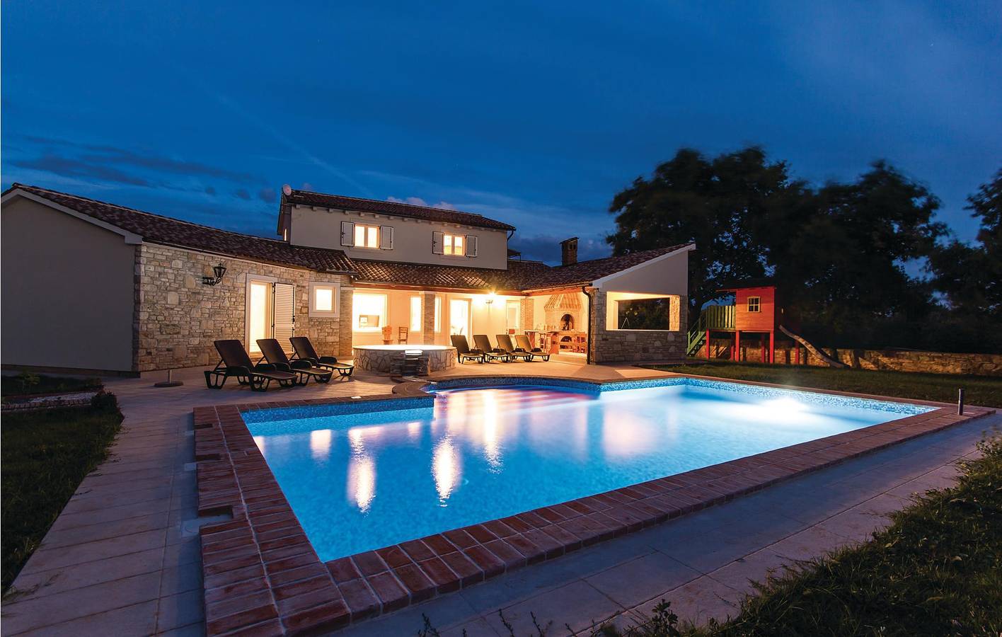 Modern, 2 km von der Küste entfernt: Pool, Parkplätze & WLAN – Apartment in Valtura in Valtura, Südküste Istrien