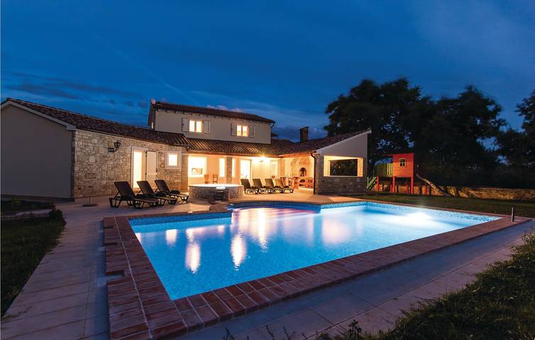 Modern, 2 km von der Küste entfernt: Pool, Parkplätze & WLAN – Apartment in Valtura in Valtura, Südküste Istrien