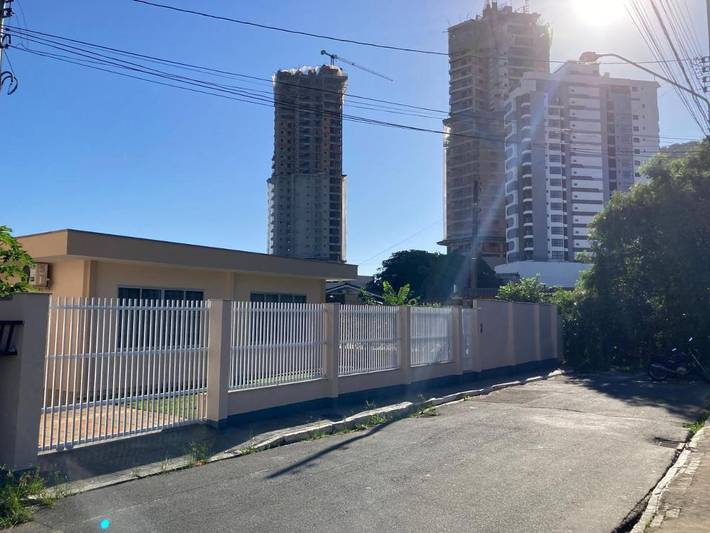Casas e apartamentos de temporada para 5 pessoas, com jardim e piscina em Itajaí
