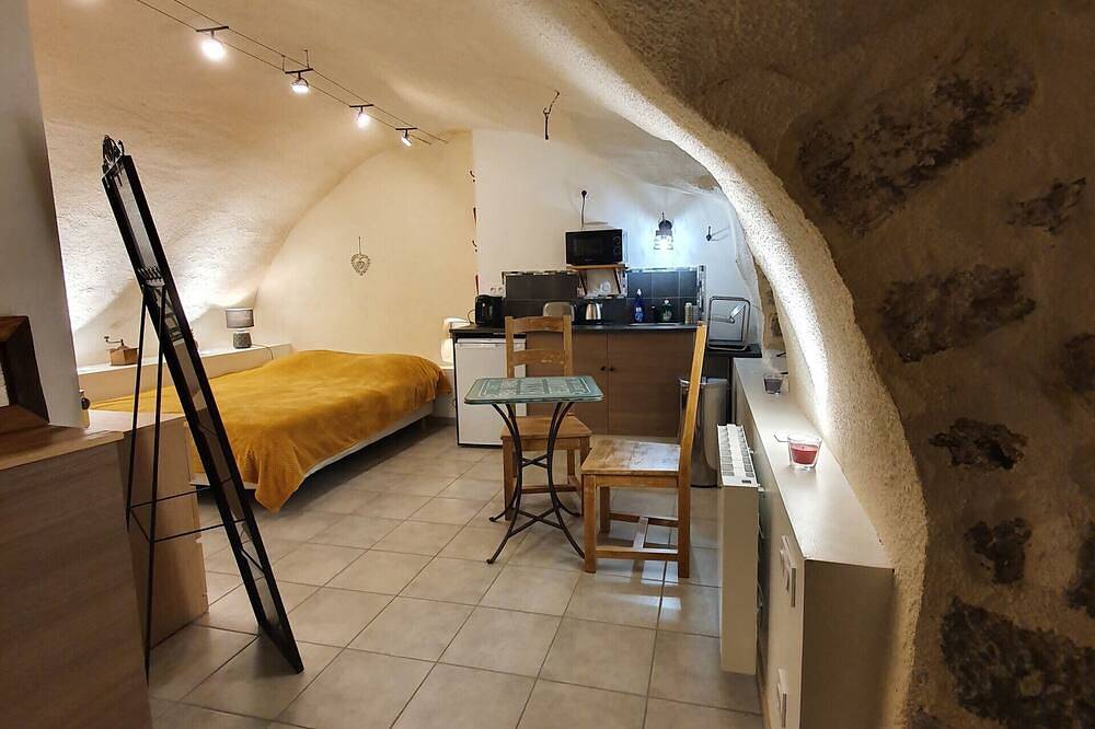 Entire apartment, Studio Voute Atypique in Murol, Volcans d'Auvergne Regional Nature Park