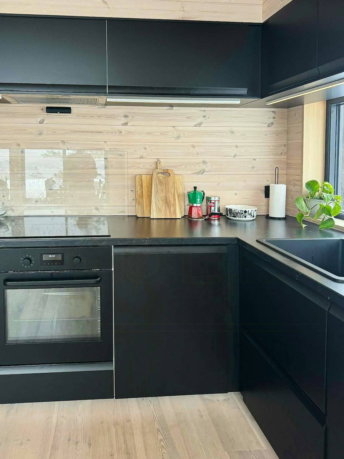 Nordisk designhytte med utsikt over innsjøen Toke in Drangedal 