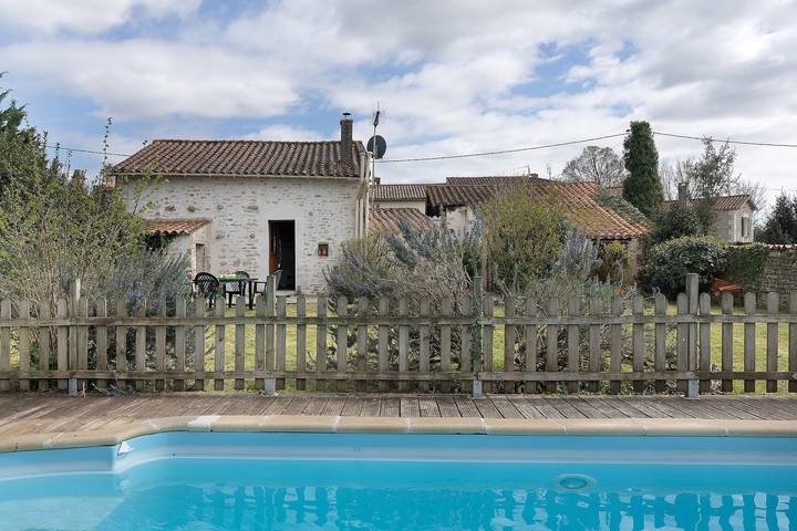 Gehele studio, Gîte des Fraignaies met privézwembad en terras in Saint-Juire-Champgillon in Saint-Juire-Champgillon, Fontenay-le-Comte