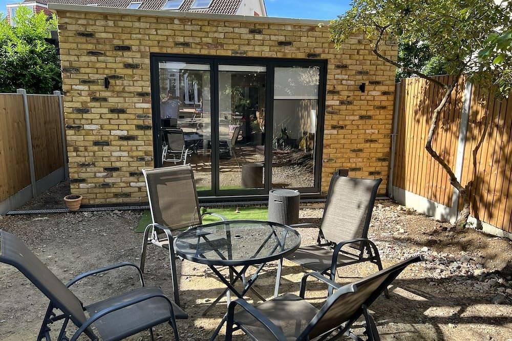 Ganze Wohnung, New Large Studio / Annex with private parking in Loughton, Essex