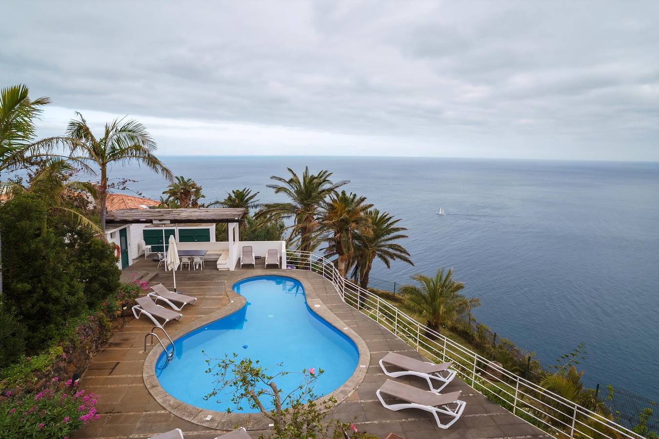Vila da Falésia-With Pool and views in Caniço, Madeira