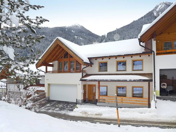 Ferienwohnung für 13 Personen, mit Balkon und Terrasse sowie Garten und Sauna in Kappl