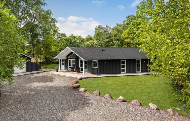Ferieudlejning for 14 personer, med Terrasse i Grenå Strand