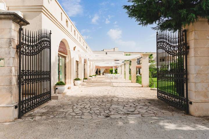 Resort per 2 persone, con Giardino e Piscina nonché Sauna e Panorama in Provincia di Brindisi