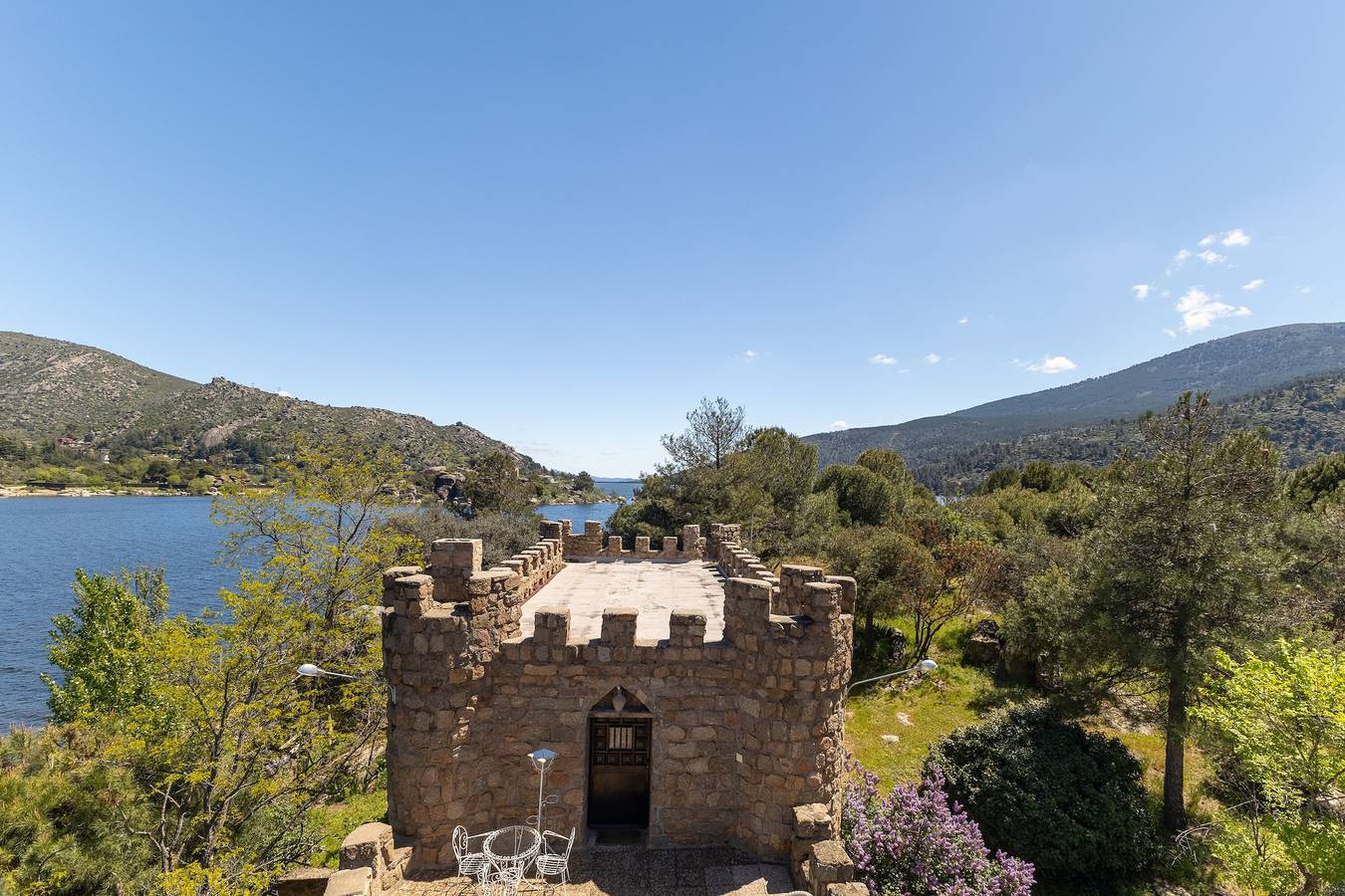 Castillo 'Isla Del Burguillo' con terraza privada, jardín privado y Wi-Fi in El Barraco, Embalse de El Burguillo