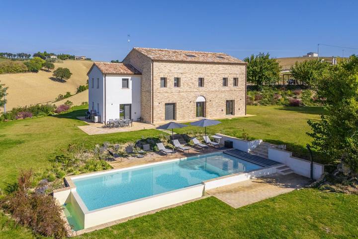 Casa vacanza per 12 persone, con piscina e giardino, con animali domestici a Filottrano