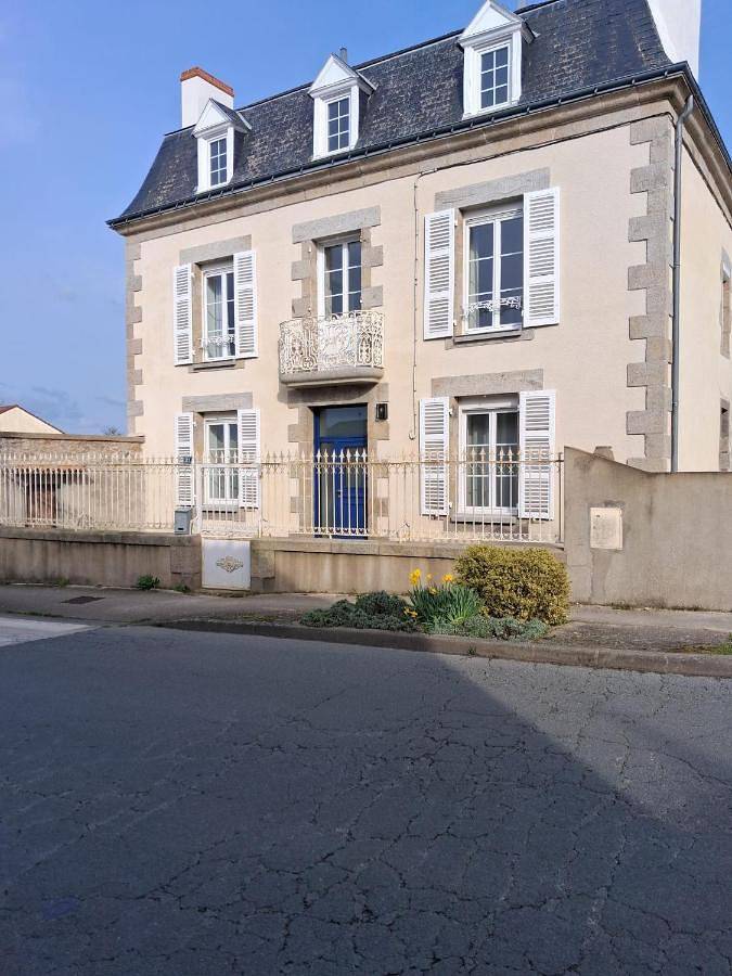 Location de vacances pour 6 personnes, avec terrasse et jardin à Nueil-les-Aubiers