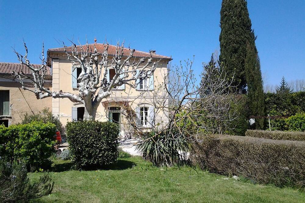 Large house near Avignon in Althen-des-Paluds, Vaucluse