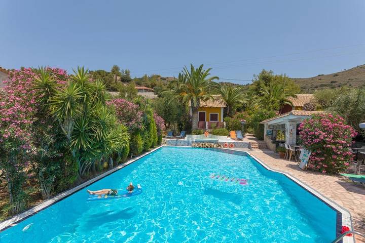 Ferienwohnung für 4 Personen, mit Balkon und Terrasse sowie Whirlpool und Garten in Kalamaki
