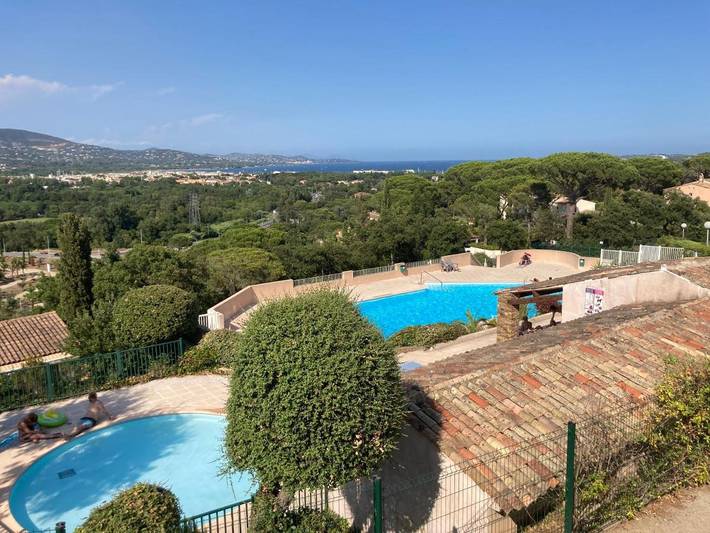 Ferienwohnung für 4 Personen, mit Balkon und Terrasse sowie Pool und Ausblick in Cogolin