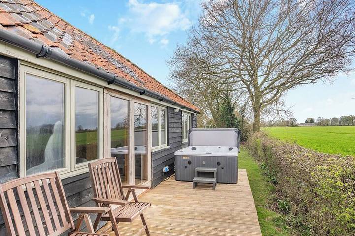 Cottage for 4 people, with hot tub, with pets in Suffolk