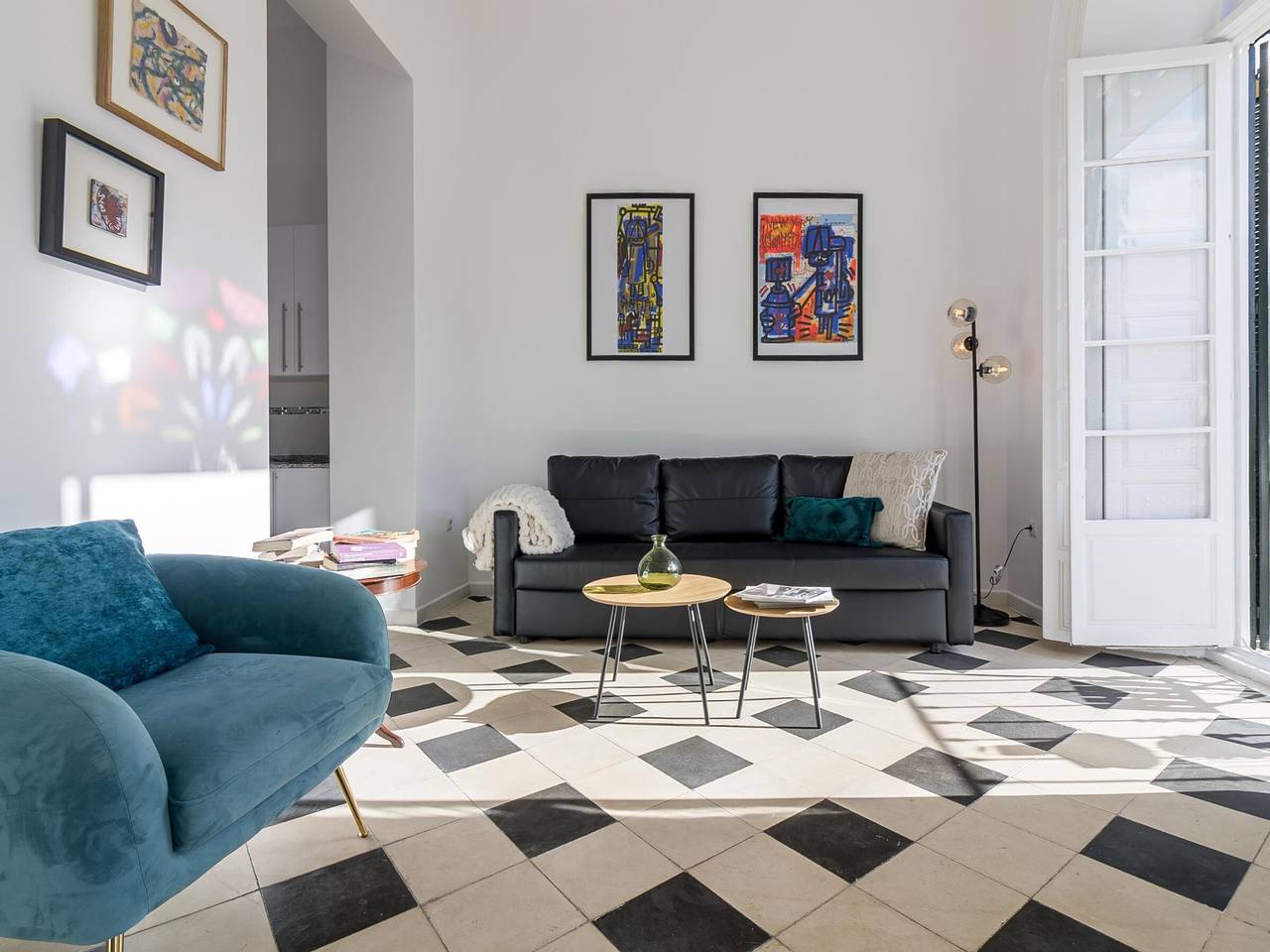 Entire apartment, Spacious renovated apartment, 4 bedrooms, parking, Malaga city center in Málaga Central District, Malaga