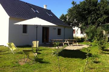 Gîte pour 8 personnes, avec terrasse ainsi que piscine et jardin à Fougères-sur-Bièvre