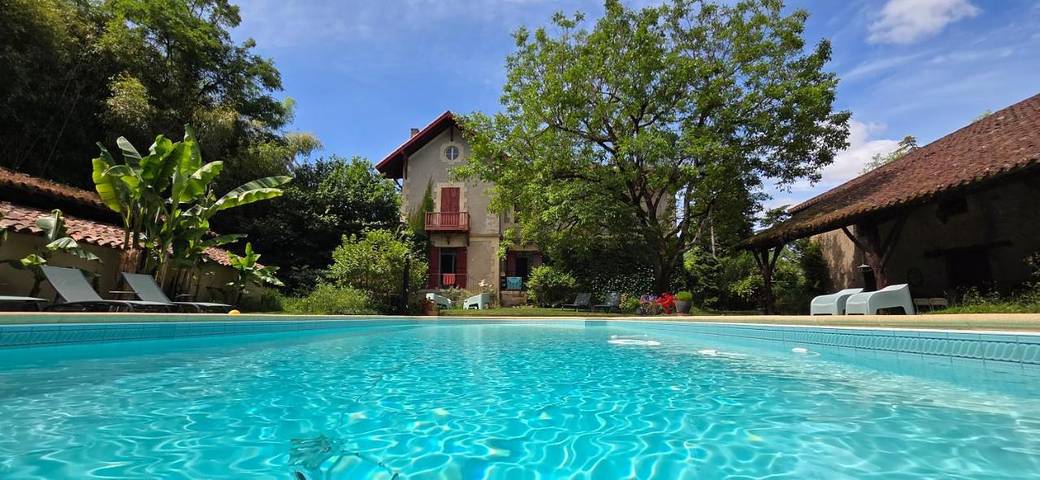 Chambre d’hôte pour 3 personnes, avec jardin ainsi que piscine et vue