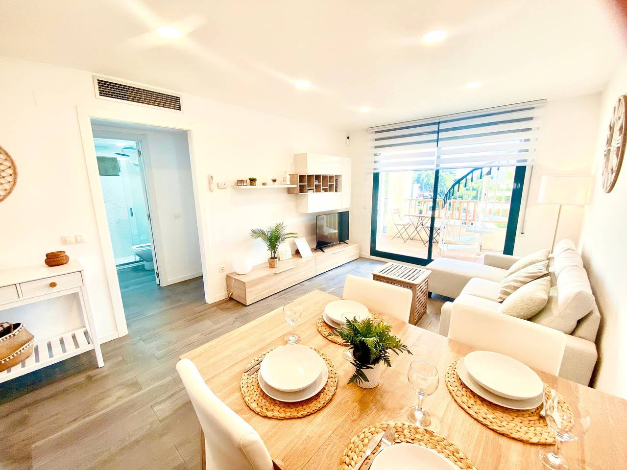 Apartamento entero, Apartamento 'Atico Solarium La Cala' con vistas al mar, Wi-Fi y aire acondicionado in Miami Platja, Miami Playa