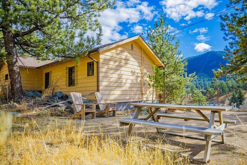 New hot tub! Downtown cabin w/ king bed, views in Estes Park, Larimer County