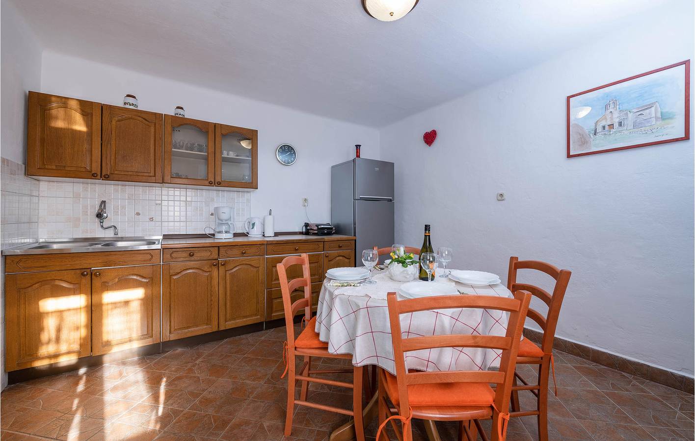 Reizende Ferienwohnung am Meer mit Terrasse und Annehmlichkeiten, 2 km vom Strand entfernt in Raša, Ostküste Istrien