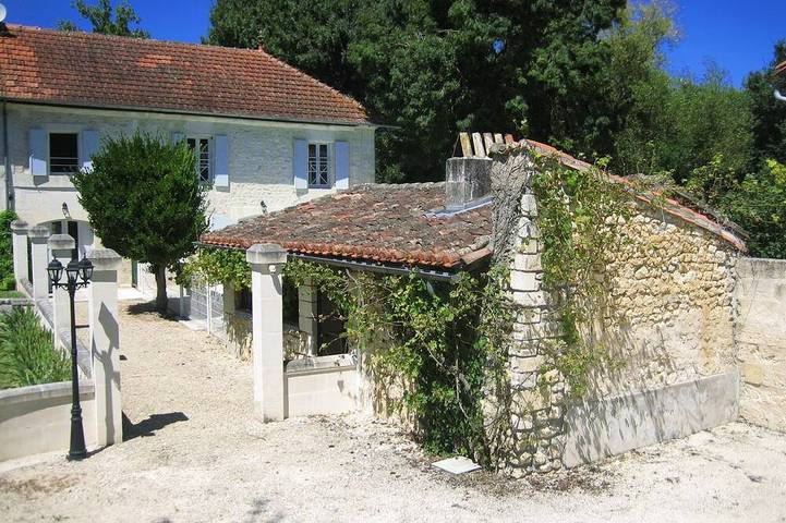 Gîte pour 6 personnes, avec jardin et terrasse à Angeac-Charente