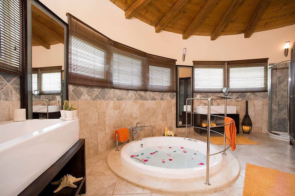 Privilege Villas con campo da tennis riscaldato all'aperto e piscina interna in Gouvia, Corfù