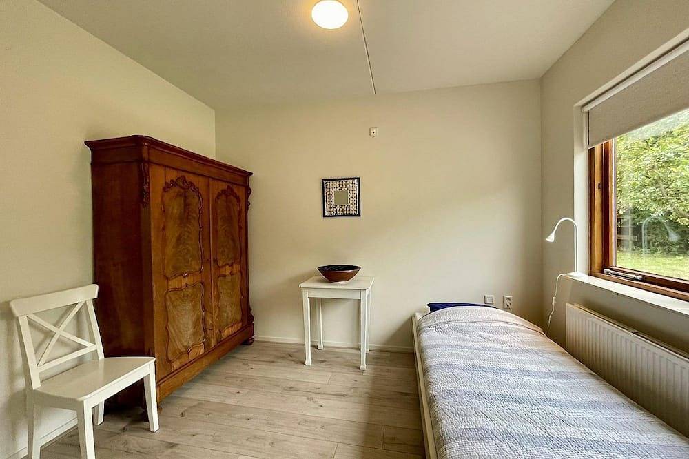 Cosy family house with large garden, 2 bathrooms and location close to the beach in Renesse Strand, Renesse