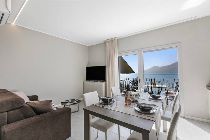 Casa vacanza per 4 persone, con piscina e vista lago nonché balcone, adatto a famiglie con bambini a Brenzone