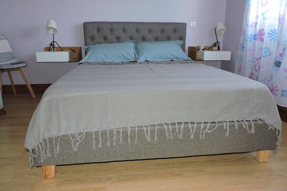 3 bedroom country house, swimming pool with fenced park in Lunan, Massif Central