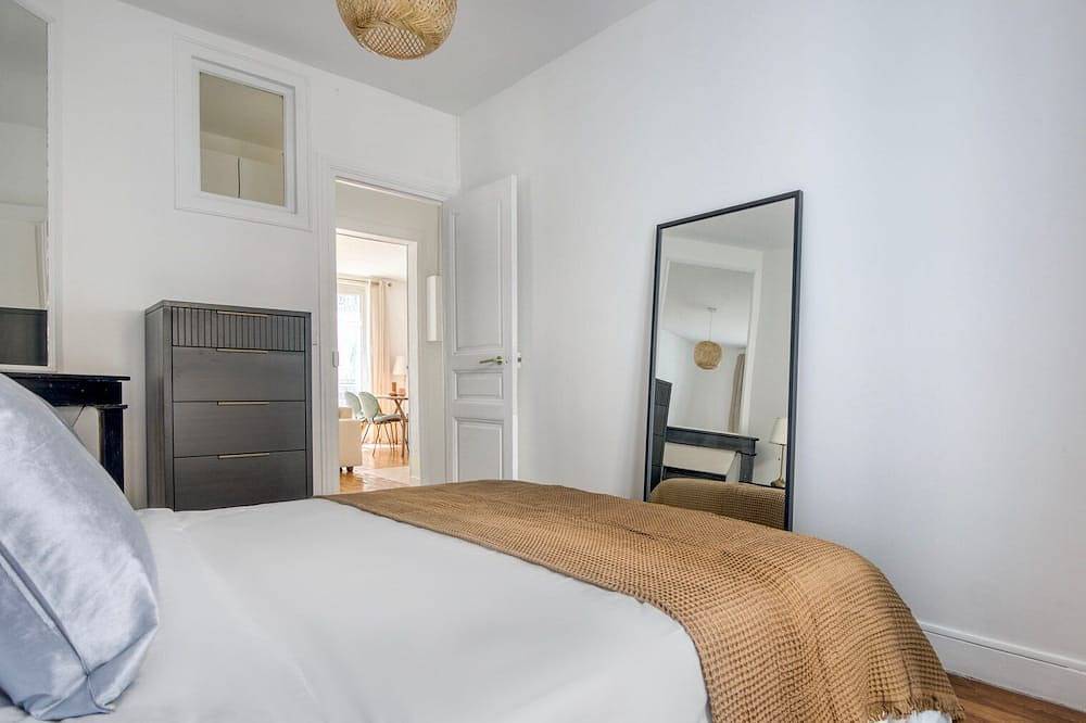 Entire apartment, Blueground | Levallois Perret, nr dining & offices in Levallois-Perret, Hauts-de-Seine