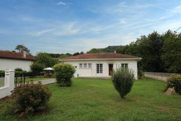 Gîte pour 4 personnes, avec terrasse et jardin, animaux acceptés à Uhart-Cize