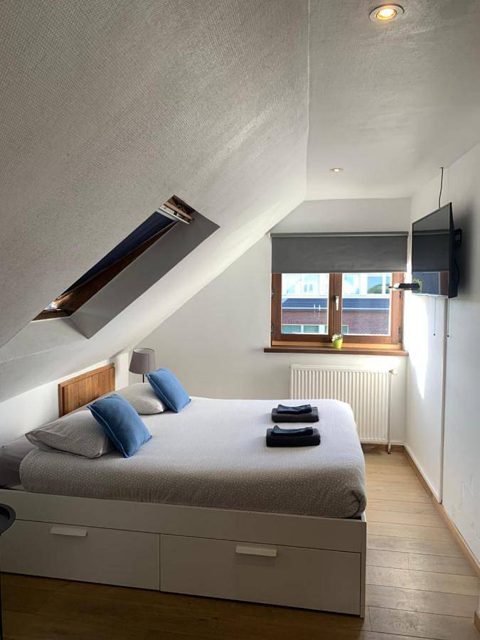 Maison d’hôte pour 2 personnes, avec piscine ainsi que jardin et vue dans Paridae