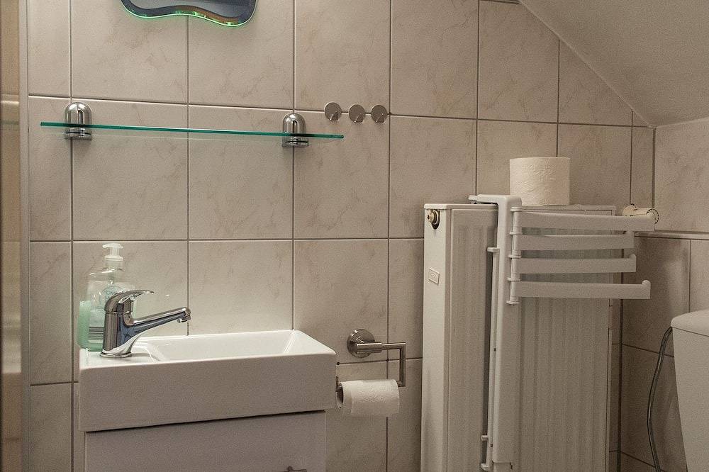 Ganze Wohnung, Moderne Ferienwohnung mit Terrasse ins Grüne. in Wald-Michelbach, Bergstraße