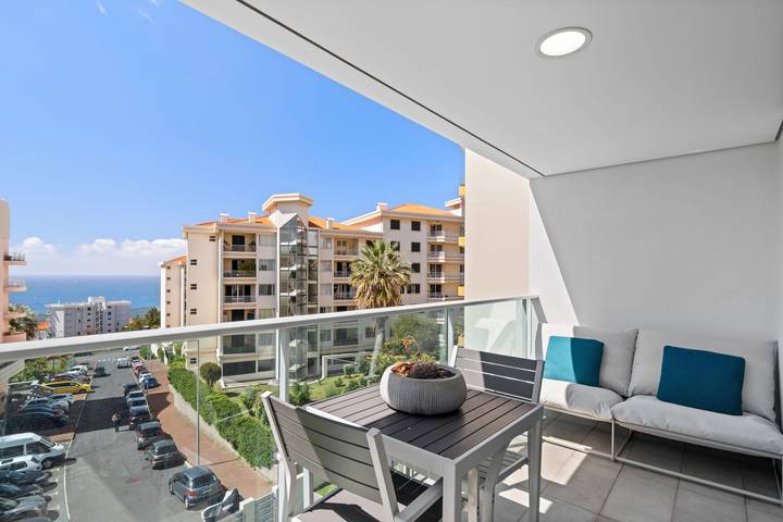 Apartamento de férias para 4 pessoas, com piscina e varanda, adaptado a crianças em Madeira