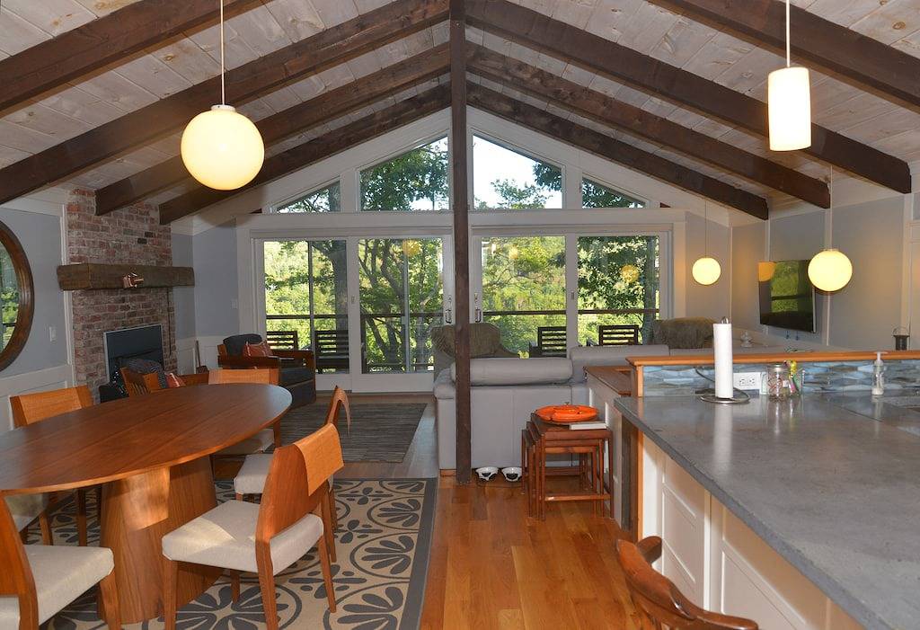Mid Century Modern Black Chalet; Betäubung Ansichten / Fire Pit / Hot Tub in Jackson (NH), White Mountain National Forest