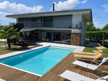 Chambre d’hôte pour 2 personnes, avec terrasse et jardin ainsi que vue et piscine à Écublens