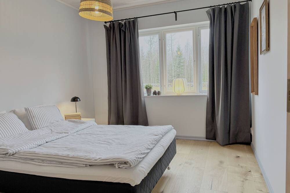 Neues, seenah gelegenes Haus in Småland – Sauna und großzügige Wohnbereiche in Jönköpings län