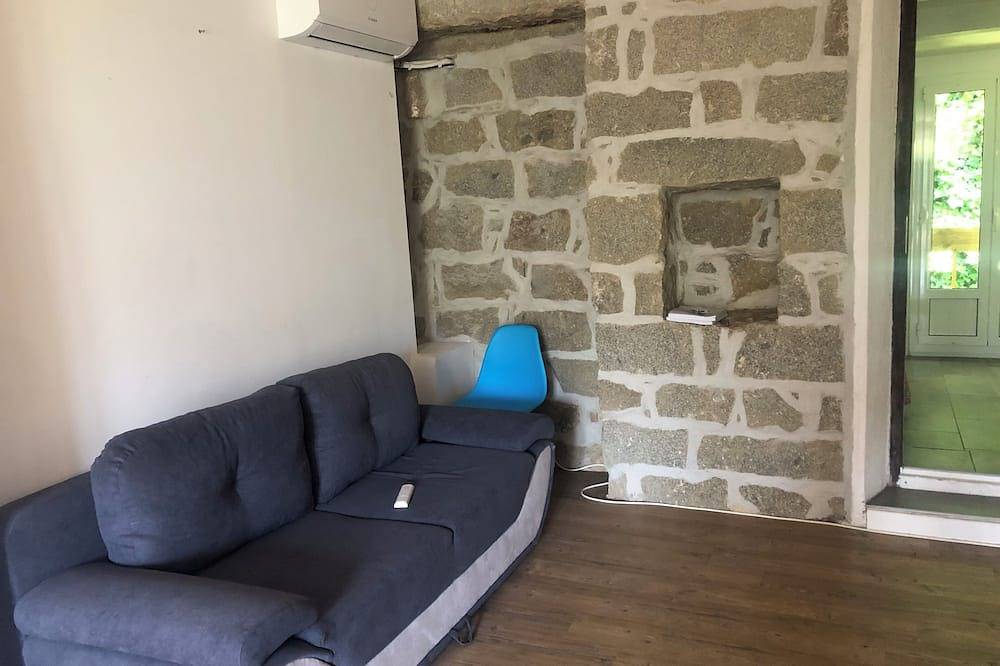 Appartement entier, Appartement T2 dans maison de village climatisé in Aullène, Parc naturel régional de Corse