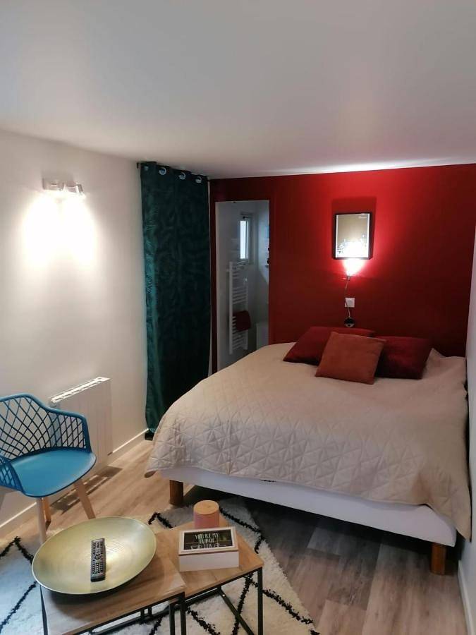 Double Room with Private Bathroom in Beaune, Région de Beaune